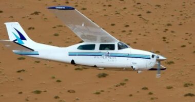 Avioni rrëzohet mbi liqen, raportohet për dy të vdekur