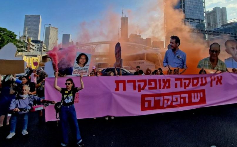 VIDEO/ “Netanyahu po vret pengjet”, të afërmit bllokojnë autostradën në Izrael