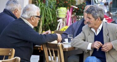 Studimi: Njerëzit plaken kryesisht rreth 44 dhe 60 vjeç