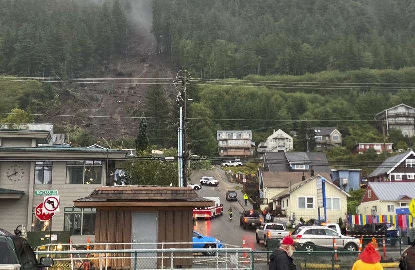 Një i vdekur dhe 3 të plagosur nga rrëshqitjet e dheut, Alaska shpall gjendjen e jashtëzakonshme