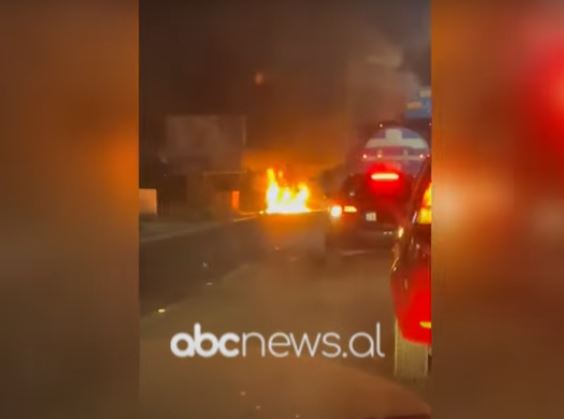 VIDEO/ A car in Elbasan engulfed in flames during the night