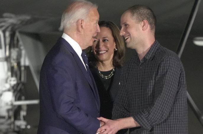 VIDEO/ Biden dhe Harris mirëpresin amerikanët e liruar nga Rusia