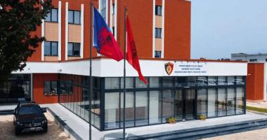 Ndihmonte emigrantët nga vendet e treta që të kalonin ilegalisht kufirin/ Shkodër, arrestohet 19-vjeçari