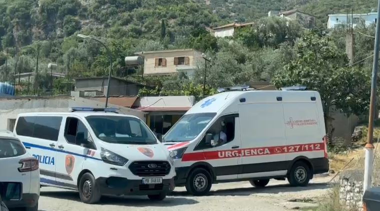 VIDEO/ Krimi i dyfishtë në Konispol, autoambulanca tërheq trupat e pajetë të çiftit