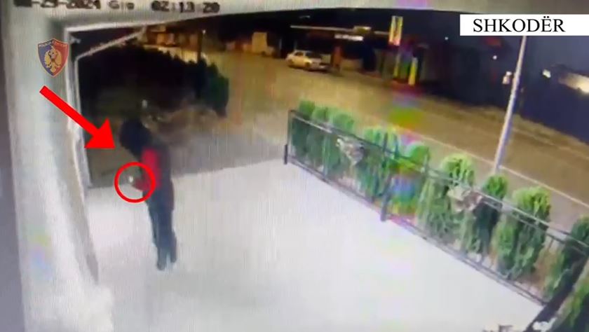 VIDEO/ Me kapuç në kokë, momenti ku autori i vë lëndën plasëse agjencisë funerale në Shkodër