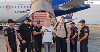 EMRI/ Qëlloi me kallashnikov në drejtim të 2 punonjësve të Policisë, ekstradohet nga Parisi 37-vjeçari
