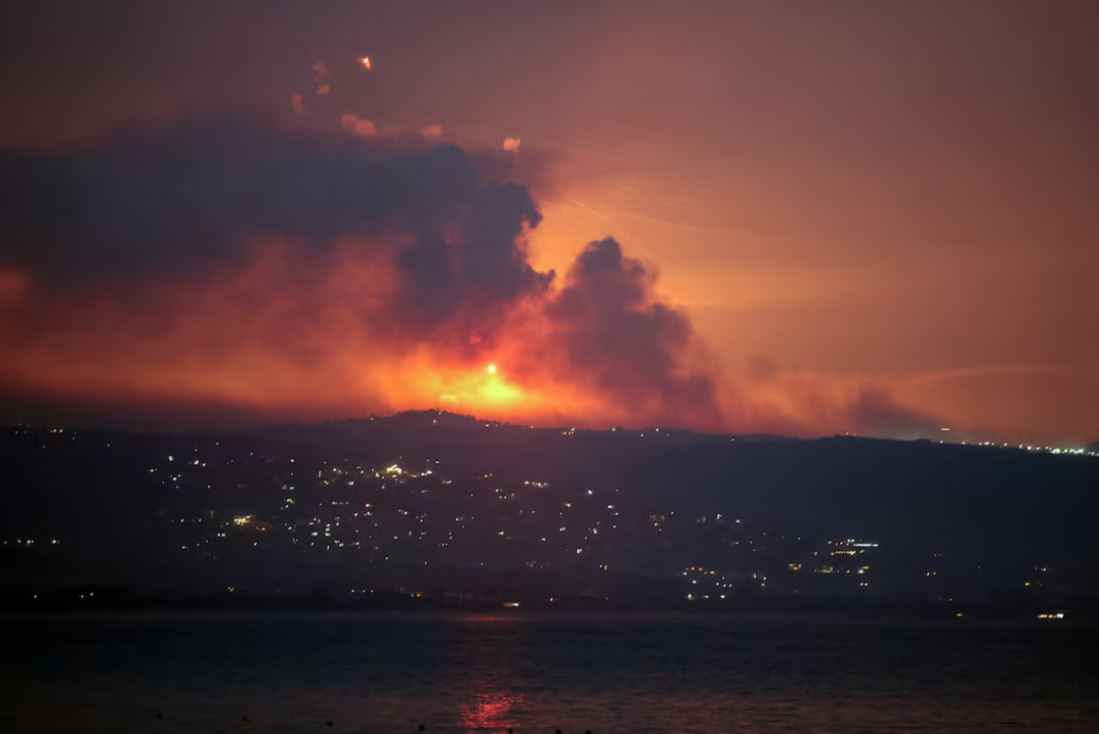 Hezbollahu lëshon qindra raketa drejt Izraelit, IDF kryen sulme ajrore për vetëmbrojtje. Shpallet gjendja e jashtëzakonshme për 48 orë