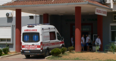 U aksidentua me automjet në Shupenzë dhe përfundoi pranë lumit, 35-vjeçari dërgohet te Trauma