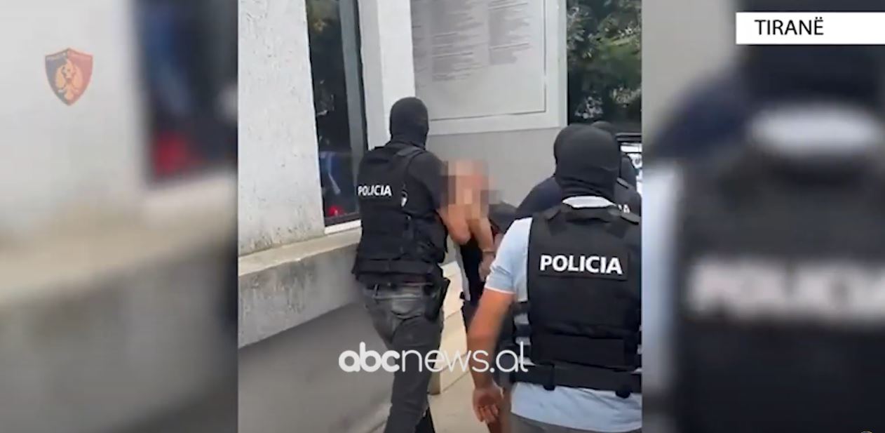 Vodhi një automjet në Tiranë, arrestohet 21 vjeçari