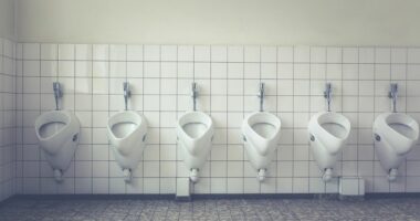 Gjermani/ 47-vjeçari kalon natën në një restorant, mbyllet në tualet