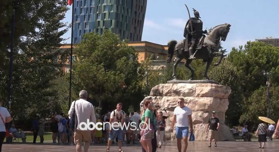 Të huajt “zbulojnë” Tiranën/ Turistët vizitojnë objekte kulturore e historike në kryeqytetin shqiptar