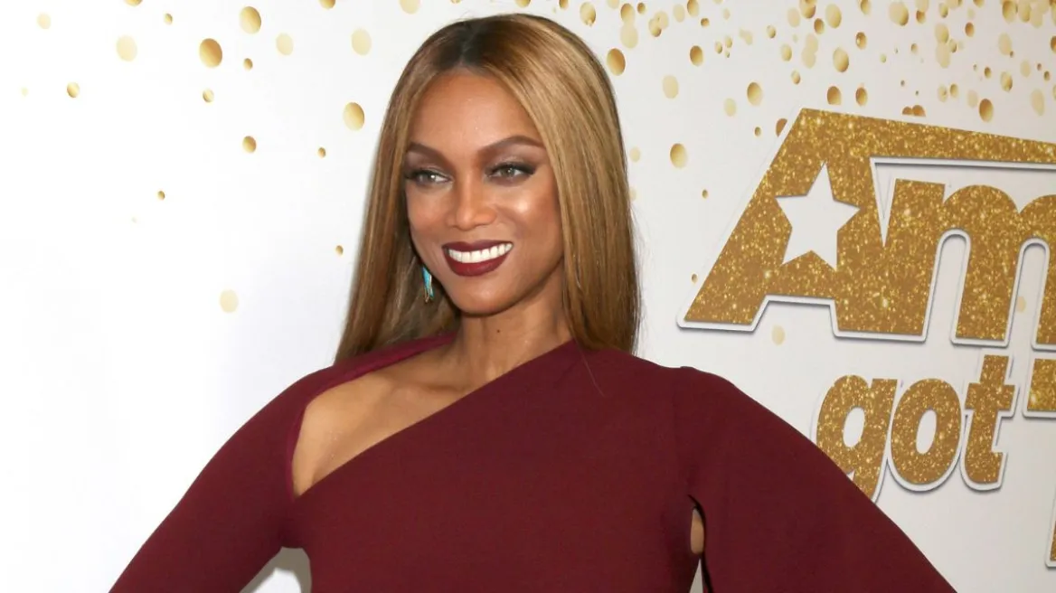 Tyra Banks rikthehet në pistën e “Victoria’s Secret” pas 19 vitesh