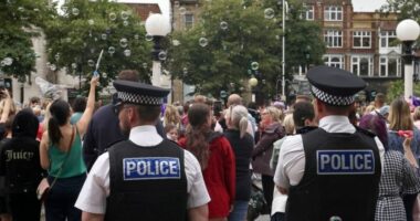 Kaos në Britani/ Dhjetëra protesta kundër emigracionit, 6000 policë në gatishmëri   