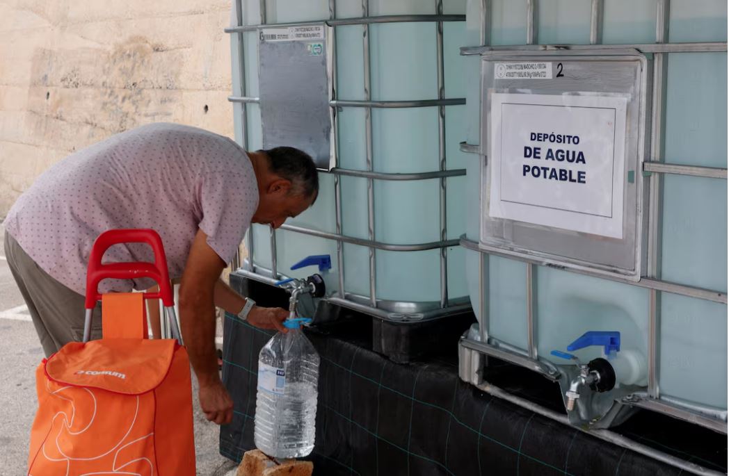 Spanjë/ Costa Blanca goditet nga thatësira, njerëzit qëndrojnë në radhë për të mbushur ujë