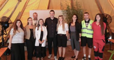 Ditët e nxehta/ Veliaj viziton çadrën e kujdesit në sheshin “Skënderbej”: Shmangni daljet e panevojshme