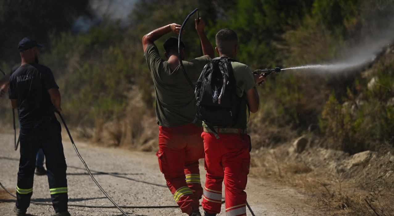 Fiken zjarret, vetëm tre vatra/ Ministri i Mbrojtjes: Situatë është përmirësuar, nuk ka rrezik