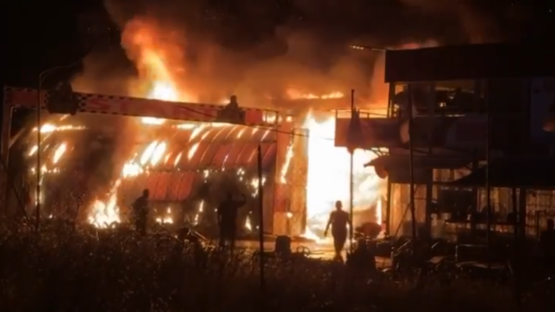 Zjarr i madh pranë aeroportit të Prishtinës, digjen disa automjete