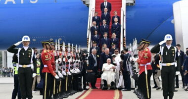 Udhëtimi maratonë në Azi, Papa Françesku mbërrin në Indonezi