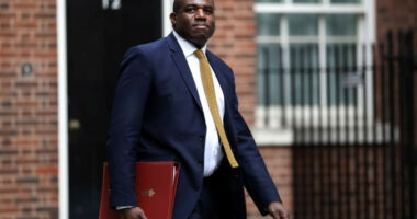 Britania do të pezullojë 30 licencat e eksportit të armëve në Izrael