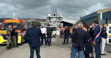 Të paktën 12 emigrantë të mbytur pas fundosjes së anijes në Kanalin Anglez