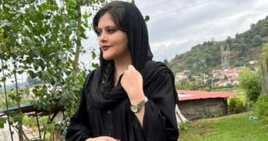 Rreth dy vite nga vdekja e Mahsa Amini/ Gratë iraniane ‘sfidojnë’ ligjin,  gjithmonë e më shumë po dalin pa hixhab