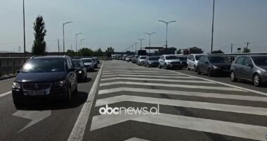 Dyndje e pushuesve nga Kosova/ Radhë të gjata automjetesh në Rrugën e Kombit