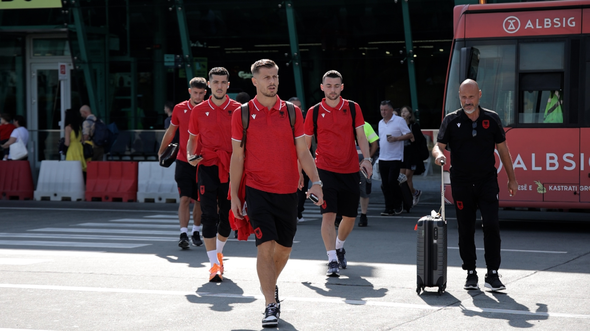 Nations League/ Ndeshja me Ukrainën, Kombëtarja shqiptare mbërrin në Pragë