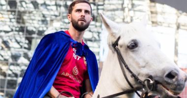 Lojtari prezantohet…në kalë/ Miralem Pjanic shfaqet i veçantë në skuadrën ruse, CSKA e Moskës merr futbollistin veteran boshnjak