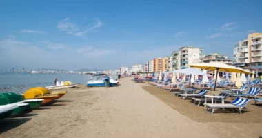 “Metro”: Plazhi i Durrësit kryeson mes destinacioneve evropiane më pak të populluara në 2024