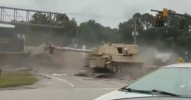 SHBA, treni i mallrave përplaset me kamionin që transportonte automjetin luftarak