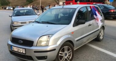 Bllokohen pjesërisht rrugët në dy pika kufitare mes Serbisë dhe Kosovës