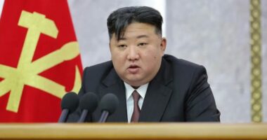 Kim Jong Un ekzekuton 30 zyrtarë, pas përmbytjeve që shkaktuan 4 000 viktima