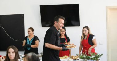 Dita e shenjtërimit të Nënë Terezës, Veliaj shërben drekën në qendrën komunitare “Gonxhe Bojaxhi”: Të largojmë urrejtjen dhe të inkurajojmë ata që shërbejnë