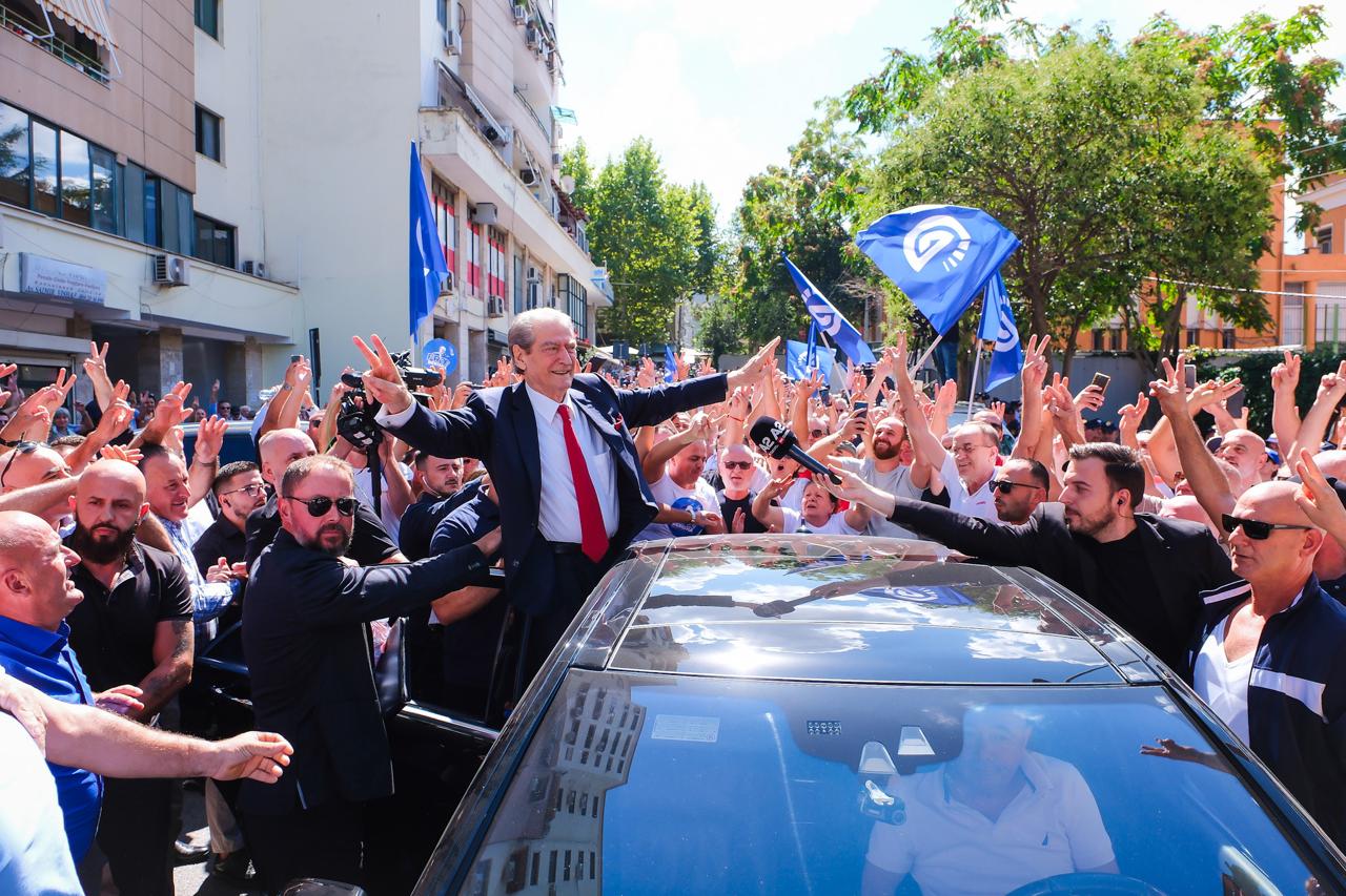 Berisha i pandehur për korrupsion/ Ish-kryeministrit iu komunikua akuza nga SPAK