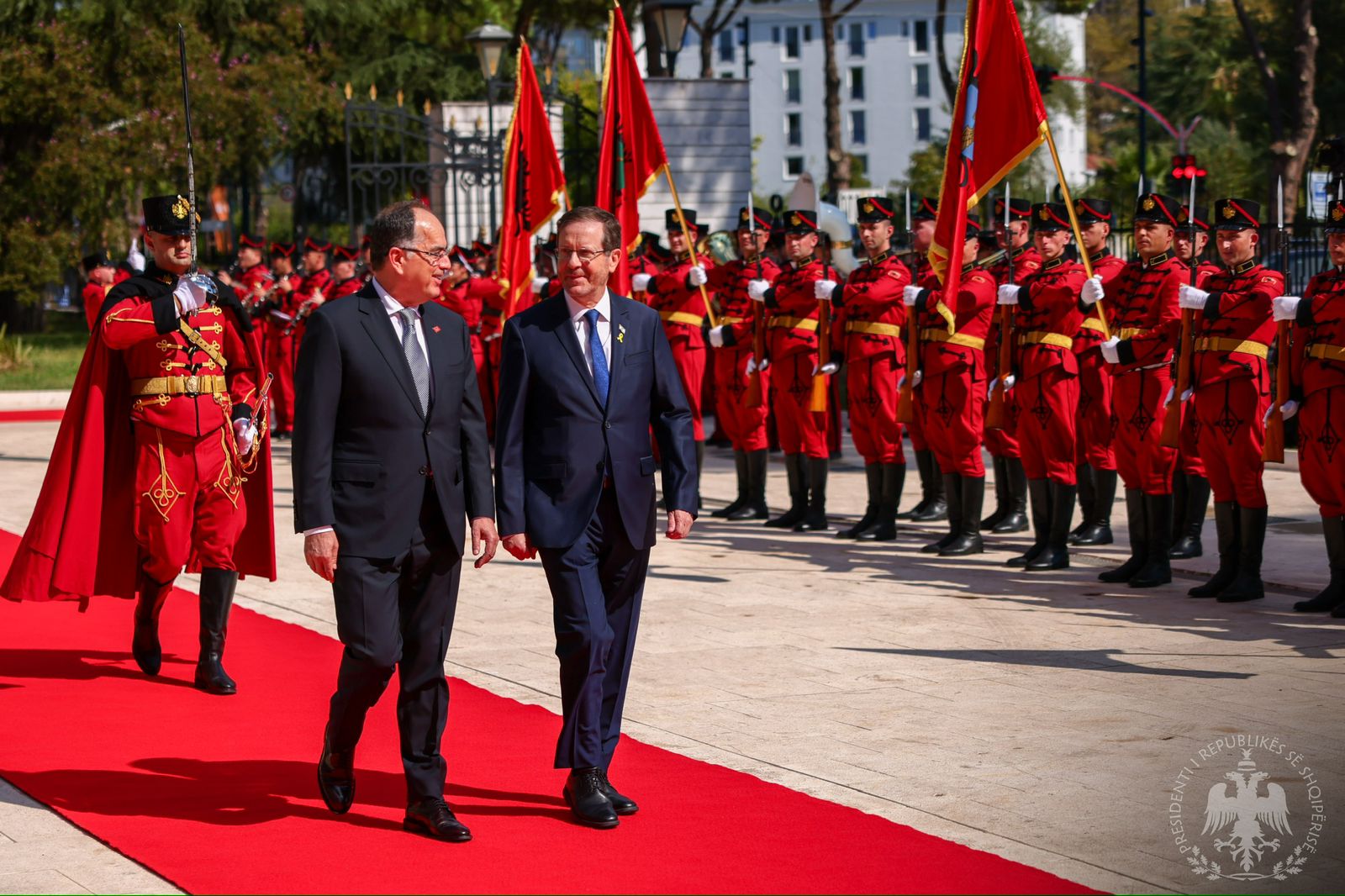 Presidenti izraelit vizitë në Shqipëri, pritet me ceremoni shtetërore nga Begaj