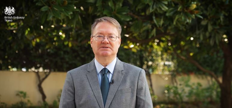 Ambasadori britanik Nick Abbott merr detyrën: Britania, mike e angazhuar e Shqipërisë