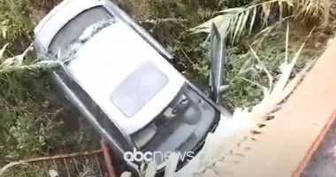 Aksident në Ballsh, makina del nga rruga dhe përfundon në përrua