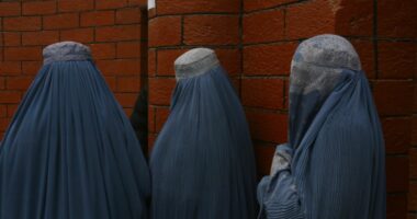 Afganistan/ Çfarë dihet për ligjin moral të talebanëve që i zhytë gratë në terror dhe heshtje