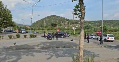 Aksident në Elbasan, plagoset një person