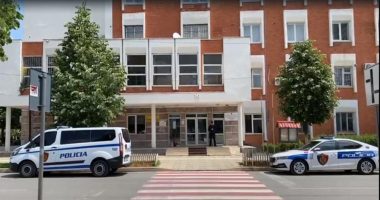 Vidhnin paratë e gjobave/ Mbi nëntë orë seancë, Gjykata e Kukësit cakton masën e sigurisë për 22 efektivë policie