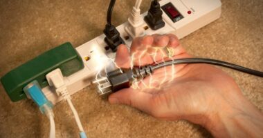 Ra në kontakt me rrymën elektrike, humb jetën 65-vjeçari në Divjakë