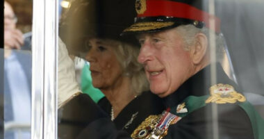 Në përvjetorin e vdekjes së nënës së tij/ Mbreti Karli III merr pjesë në një shërbesë kishtare në Skoci