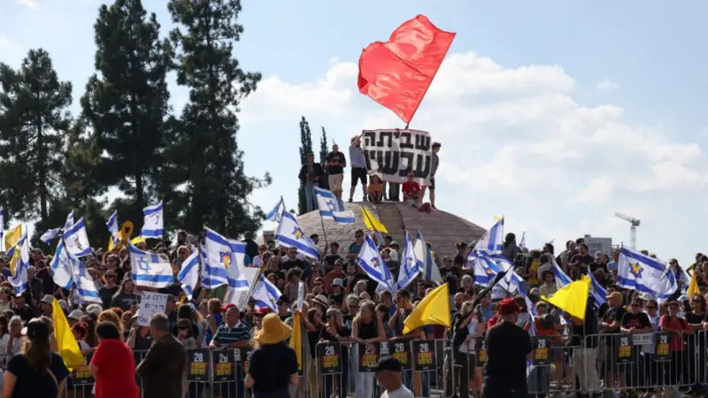 Vrasja e pengjeve izraelite nga Hamasi, protesta në mbarë vendin, rritet presioni ndaj kryeministrit Netanyahu