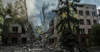 Rusia pushton fshatin ukrainas në Donbas