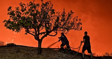 VIDEO/ Dy viktima nga zjarret në Greqi, evakuohen disa fshatra