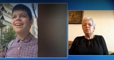 Historia e trishtë e 21-vjeçarit autik që do të deportohet nga Suedia/ Halla bën thirrje: Na ndihmoni, prindërit i kanë ndërruar jetë