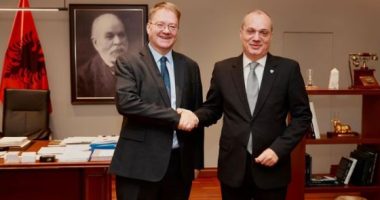 Hasani takohet me ambasadorin e ri britanik: Thellojmë bashkëpunimin në fusha të ndryshme, nxisim më shumë investime në Shqipëri