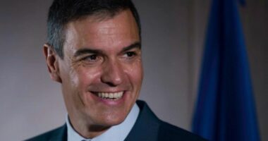 Sanchez thirrje BE-së të rishikojë planin për të taksuar automjetet elektrike kineze