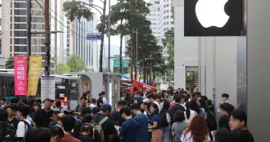 iPhone 16 shkakton radhë në shumë vende të botës, dyqanet shfaqen të tejmbushur