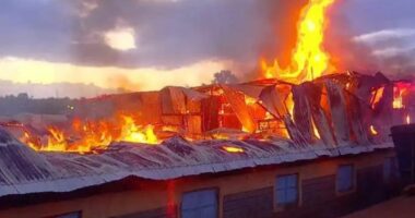 Zjarri shkrumbon shkollën, të paktën 17 viktima